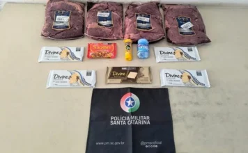 Homem é preso por furto em mercado de Arroio do Silva Embalagens de picanha, barras de chocolate, tempero e doces recuperados pela PM após furto em supermercado de Balneário Arroio do Silva.