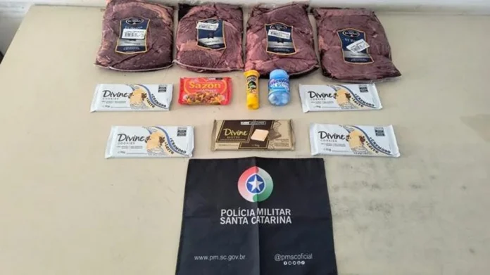 Homem é preso por furto em mercado de Arroio do Silva Embalagens de picanha, barras de chocolate, tempero e doces recuperados pela PM após furto em supermercado de Balneário Arroio do Silva.
