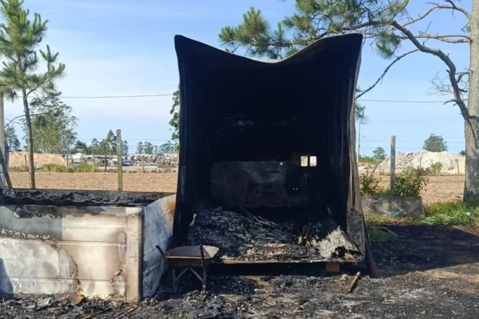 Incêndio atinge contêiner em pátio de empresa em Sombrio Contêiner queimado após incêndio em terreno de empresa no bairro Vila São Pedro, em Sombrio.