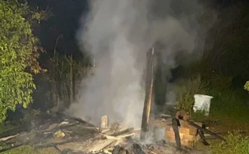 Incêndio atinge depósito de madeira em Araranguá Fumaça sobre restos de depósito de madeira atingido por incêndio no bairro Mato Alto, em Araranguá.