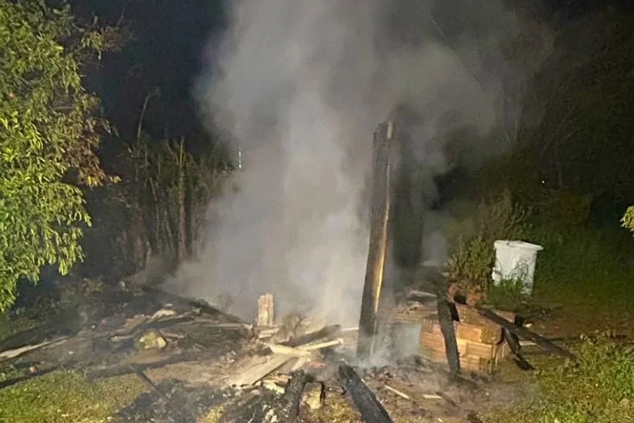 Fumaça sobre restos de depósito de madeira atingido por incêndio no bairro Mato Alto, em Araranguá.