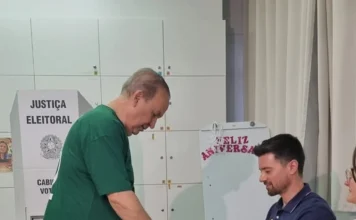 Jorginho Mello chega para votar e projeta vitória em SC Jorginho Mello diante da mesa de mesários na Escola de Educação Básica Melo e Alvim, em Herval d’Oeste, nas Eleições 2026.