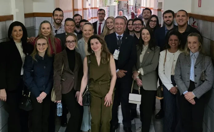 MPSC reforça fiscalização durante as Eleições 2026 em SC Representantes do MPSC e do TRE-SC acompanham início da votação das Eleições 2026 em Florianópolis