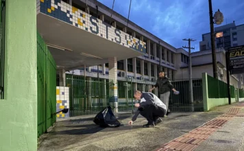 Material de campanha é recolhido em escolas de Criciúma Equipes da Prefeitura de Criciúma recolhem materiais de campanha eleitoral em frente a local de votação neste domingo (4).