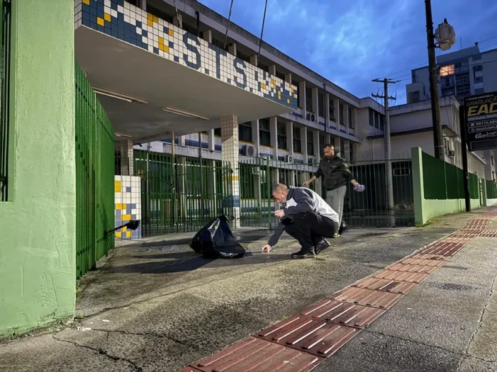 Material de campanha é recolhido em escolas de Criciúma Equipes da Prefeitura de Criciúma recolhem materiais de campanha eleitoral em frente a local de votação neste domingo (4).