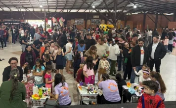 Meleiro reúne famílias em celebração do Dia das Crianças Crianças recebem pintura facial durante comemoração do Dia das Crianças no Pavilhão do Arroz, em Meleiro, acompanhadas por familiares.