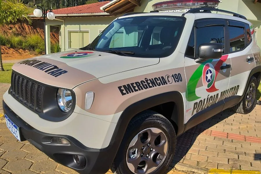 Viatura da Polícia Militar de Santa Catarina estacionada em área externa, em imagem ilustrativa.