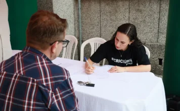 Moradores cobram melhorias em praças do Centro de Criciúma Mulher registra informações em formulário durante atendimento do Câmara nos Bairros na Praça Nereu Ramos, no Centro de Criciúma.