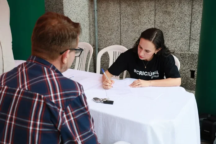 Moradores cobram melhorias em praças do Centro de Criciúma Mulher registra informações em formulário durante atendimento do Câmara nos Bairros na Praça Nereu Ramos, no Centro de Criciúma.