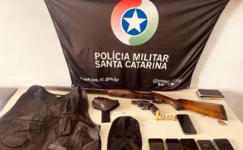 Onze homens são detidos após agressões em Balneário Gaivota Armas de fogo, munições, celulares, colete e balaclava apreendidos pela Polícia Militar em propriedade rural de Balneário Gaivota.