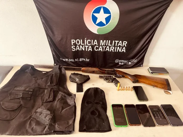 Onze homens são detidos após agressões em Balneário Gaivota Armas de fogo, munições, celulares, colete e balaclava apreendidos pela Polícia Militar em propriedade rural de Balneário Gaivota.