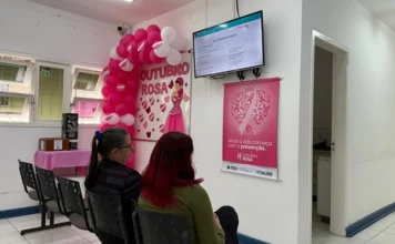 Morro da Fumaça terá Dia D de saúde da mulher em outubro Mulheres sentadas em sala de espera de unidade de saúde de Morro da Fumaça, decorada com balões e cartazes do Outubro Rosa.