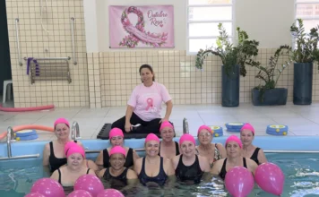 Hidroginástica adere ao Outubro Rosa em Morro da Fumaça Alunas de hidroginástica usam toucas rosas em piscina com balões da mesma cor durante ação do Outubro Rosa em Morro da Fumaça.