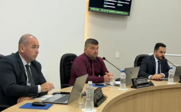 Pedrinho Coelho assumirá Prefeitura de Arroio do Silva Vereadores à mesa diretora da Câmara de Balneário Arroio do Silva durante sessão legislativa.