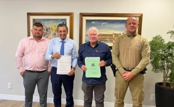 Prefeito de Arroio do Silva leva demandas à Alesc Representantes de Balneário Arroio do Silva e da Polícia Militar com o presidente da Alesc durante apresentação de pedidos de recursos.