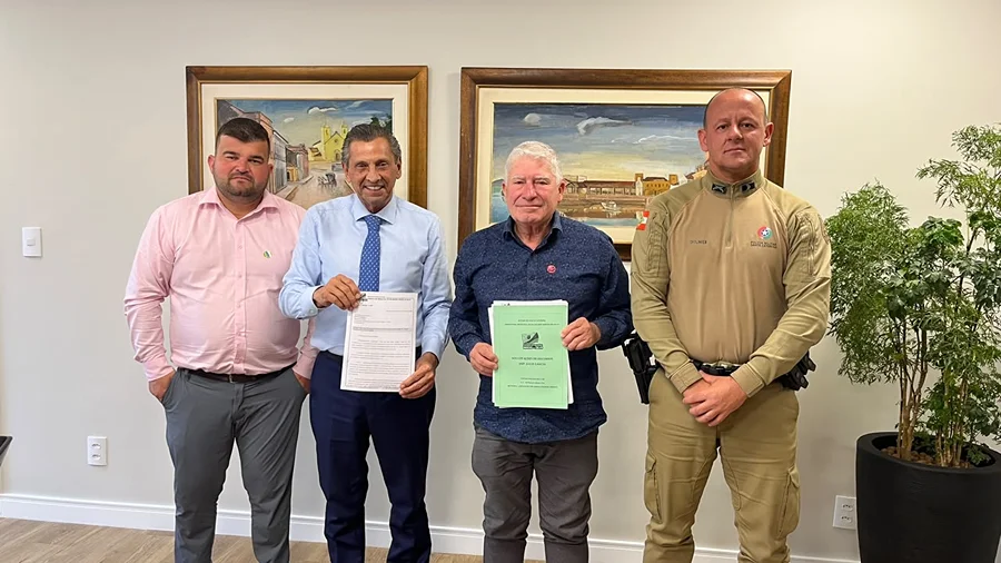 Prefeito de Arroio do Silva leva demandas à Alesc Representantes de Balneário Arroio do Silva e da Polícia Militar com o presidente da Alesc durante apresentação de pedidos de recursos.