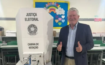 Prefeito de Arroio do Silva vota no início da manhã Prefeito Jorge Luiz Freitas ao lado da cabine de votação na Escola Municipal Jardim Atlântico, em Balneário Arroio do Silva.