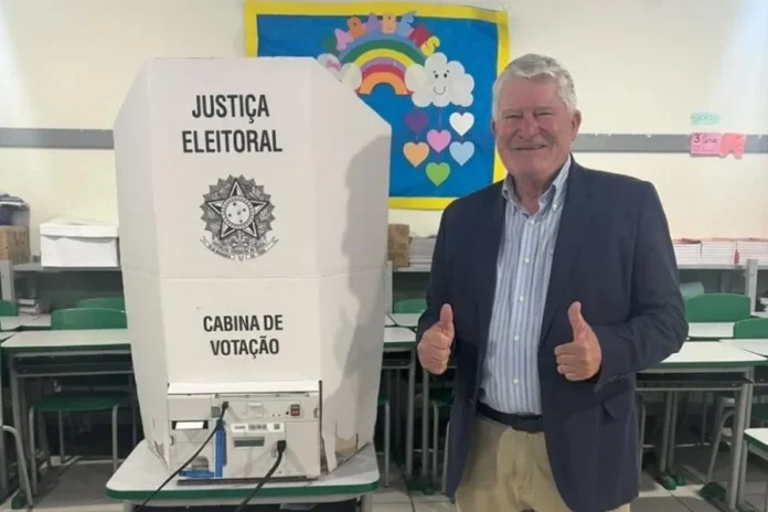 Prefeito de Arroio do Silva vota no início da manhã Prefeito Jorge Luiz Freitas ao lado da cabine de votação na Escola Municipal Jardim Atlântico, em Balneário Arroio do Silva.