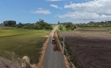 SAMAE adequa rede de água no Pontão, em Araranguá Vista aérea de máquina e trecho em obras na Rodovia Valêncio Bartolomeu Teixeira, na comunidade de Pontão, em Araranguá.