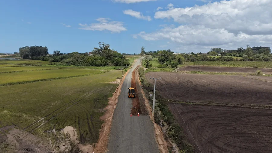Vista aérea de máquina e trecho em obras na Rodovia Valêncio Bartolomeu Teixeira, na comunidade de Pontão, em Araranguá.