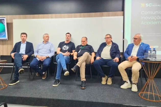 Representante do SC Mais Inova&ccedil;&atilde;o apresenta palestra para participantes na ACIVA, em Ararangu&aacute;, durante encontro sobre empreendedorismo, tecnologia e inova&ccedil;&atilde;o.