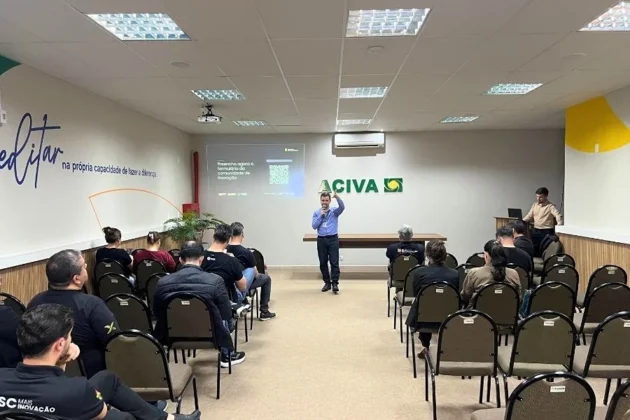 Participantes do SC Mais Inova&ccedil;&atilde;o reunidos para fotografia coletiva durante workshop na Unesc Ararangu&aacute;, com foco em inova&ccedil;&atilde;o e desenvolvimento regional.