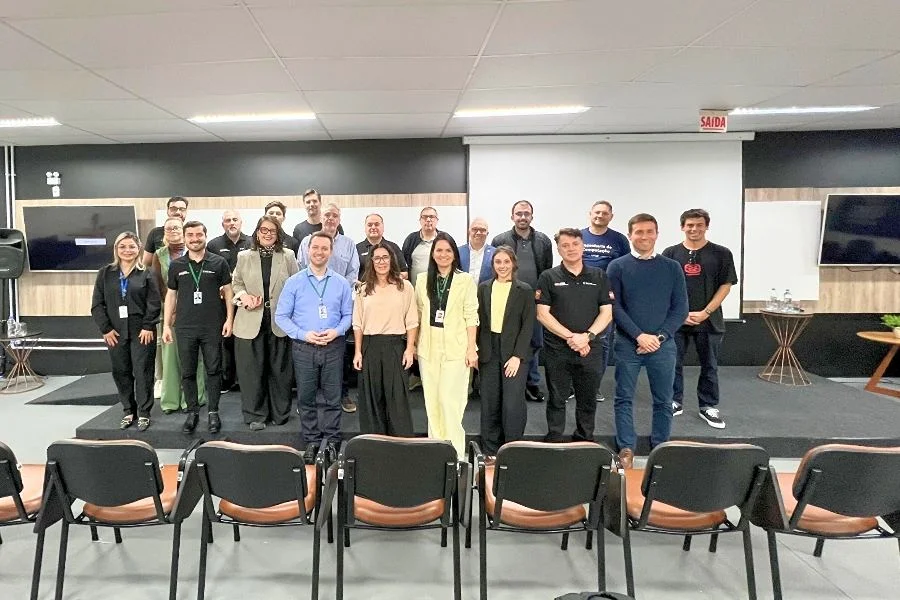 Representantes participam de painel do SC Mais Inovação em Araranguá, durante encontro voltado à integração entre universidades, indústria e setor produtivo.