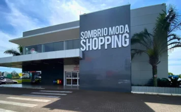 Sombrio Moda Shopping terá Natal com R$ 3 mil em sorteio Fachada do Sombrio Moda Shopping, em Sombrio, com entrada principal e identificação do empreendimento.