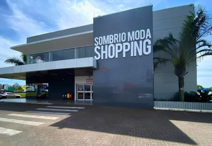 Sombrio Moda Shopping terá Natal com R$ 3 mil em sorteio Fachada do Sombrio Moda Shopping, em Sombrio, com entrada principal e identificação do empreendimento.