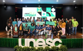 Unesc reúne 40 estudantes em desafio de inovação na Saúde Participantes do Unesc Challenge 2026 reunidos no palco da Unesc, em Criciúma, durante a premiação dos projetos de inovação na área da Saúde.