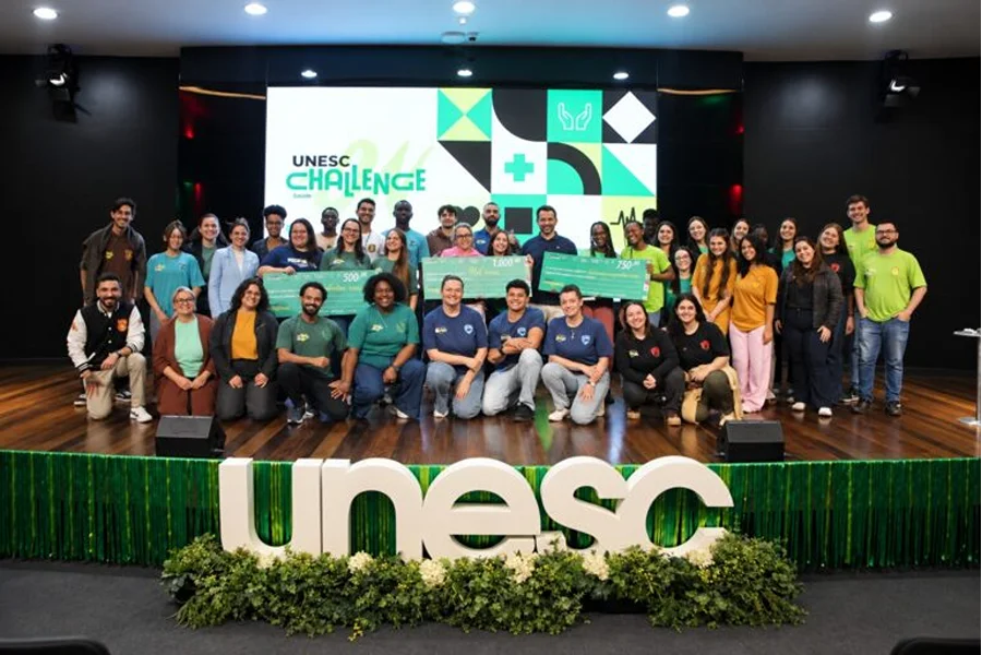 Participantes do Unesc Challenge 2026 reunidos no palco da Unesc, em Criciúma, durante a premiação dos projetos de inovação na área da Saúde.