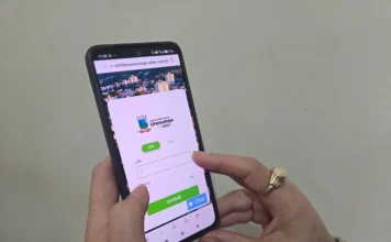 Urussanga oferece consultas médicas online 24 horas por dia Pessoa acessa pelo celular a plataforma Alô Doutor de Urussanga, que oferece consultas médicas e pediátricas online 24 horas por dia.