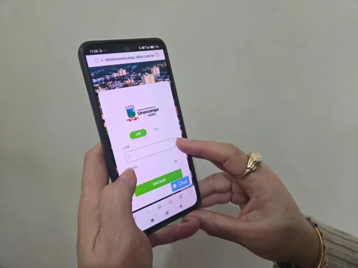Urussanga oferece consultas médicas online 24 horas por dia Pessoa acessa pelo celular a plataforma Alô Doutor de Urussanga, que oferece consultas médicas e pediátricas online 24 horas por dia.