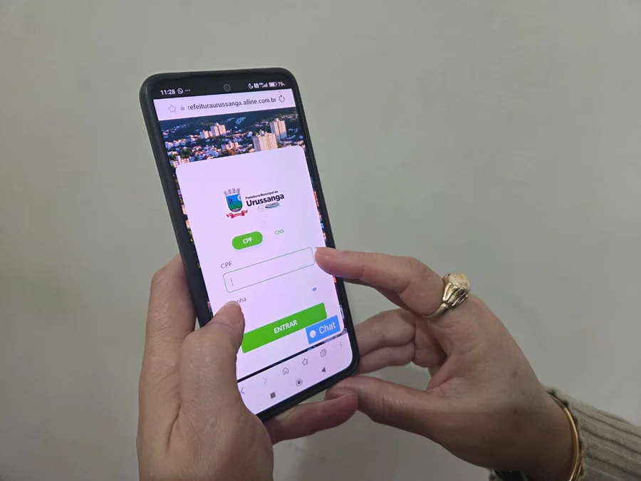 Pessoa acessa pelo celular a plataforma Alô Doutor de Urussanga, que oferece consultas médicas e pediátricas online 24 horas por dia.