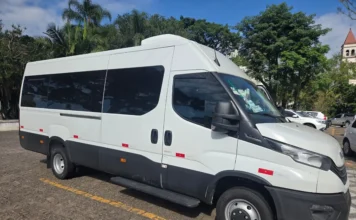 Urussanga reforça transporte de pacientes com novo veículo Minibus Iveco Daily branco estacionado, adquirido para o transporte de pacientes do TFD de Urussanga.