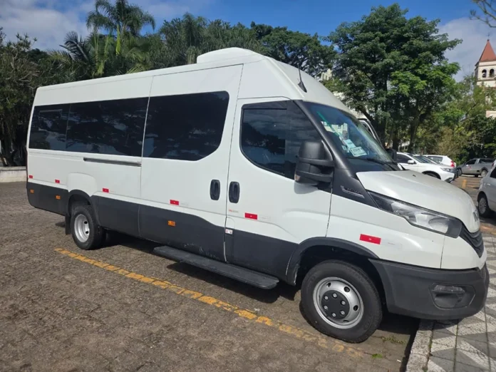 Urussanga reforça transporte de pacientes com novo veículo Minibus Iveco Daily branco estacionado, adquirido para o transporte de pacientes do TFD de Urussanga.
