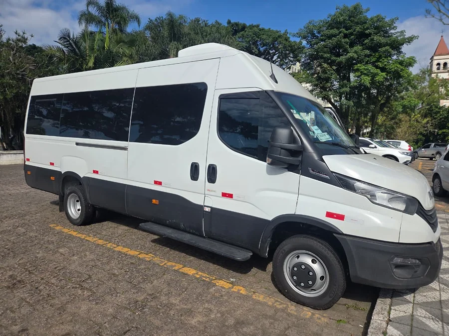 Urussanga reforça transporte de pacientes com novo veículo Minibus Iveco Daily branco estacionado, adquirido para o transporte de pacientes do TFD de Urussanga.