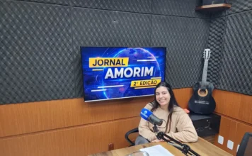 Veterinária orienta sobre prevenção e cuidados com os pets Veterinária Isadora Souza Miguel diante do microfone no estúdio da Rádio 102.9 Amorim FM durante entrevista sobre cuidados com cães e gatos.