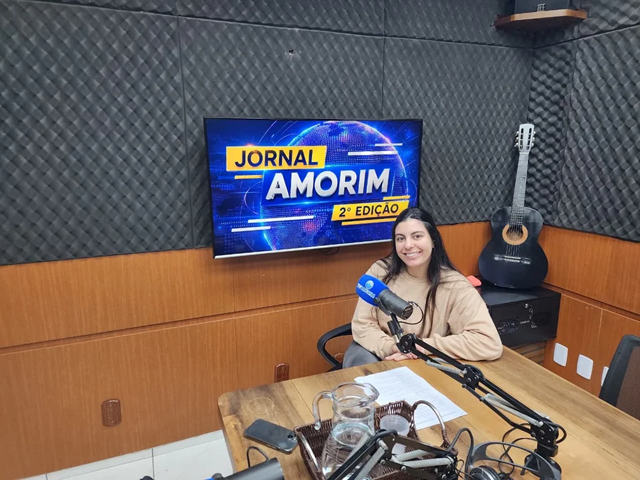 Veterinária orienta sobre prevenção e cuidados com os pets Veterinária Isadora Souza Miguel diante do microfone no estúdio da Rádio 102.9 Amorim FM durante entrevista sobre cuidados com cães e gatos.