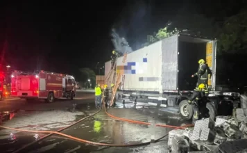 Incêndio atinge carreta na divisa entre RS e SC