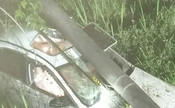 Carro sai da pista e atinge poste na SC-443