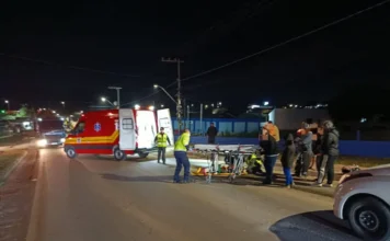 Passageira fica ferida após queda de moto em Içara