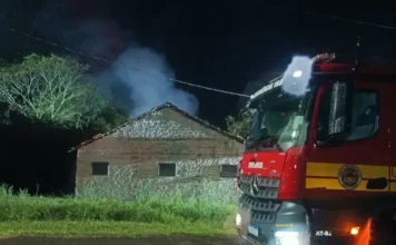 Incêndio atinge marcenaria em Sombrio