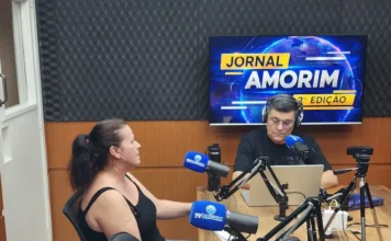 Mãe busca ajuda para tratamento de filha com escoliose