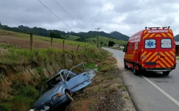 Colisão entre carro e caminhão deixa homem ferido