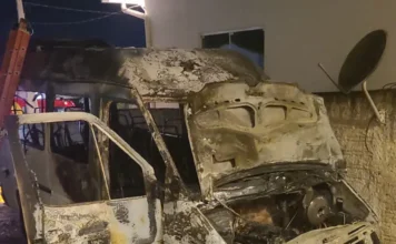 Incêndio destrói van e danifica residência em Içara