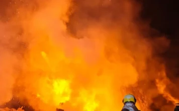 Incêndio atinge pilha de madeiras em Santa Rosa do Sul