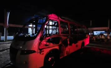 Incêndio destrói micro-ônibus em Santa Rosa do Sul