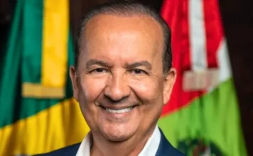 Jorginho Mello é reeleito governador de SC