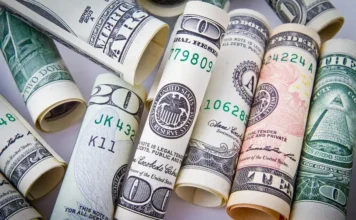 Dólar cai e Ibovespa avança antes das eleições